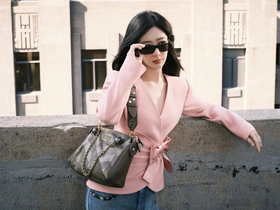 刚看完生图，确实不行，假发+科技感的脸+chou裙子+衣服鞋包都不搭。。。造型师