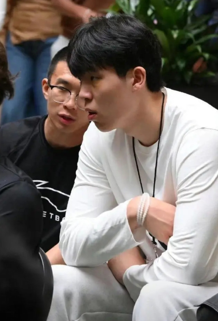 杨瀚森和王治郅易建联有一样的短板，那就是英语不太好，所幸比较外向。王治郅在美国