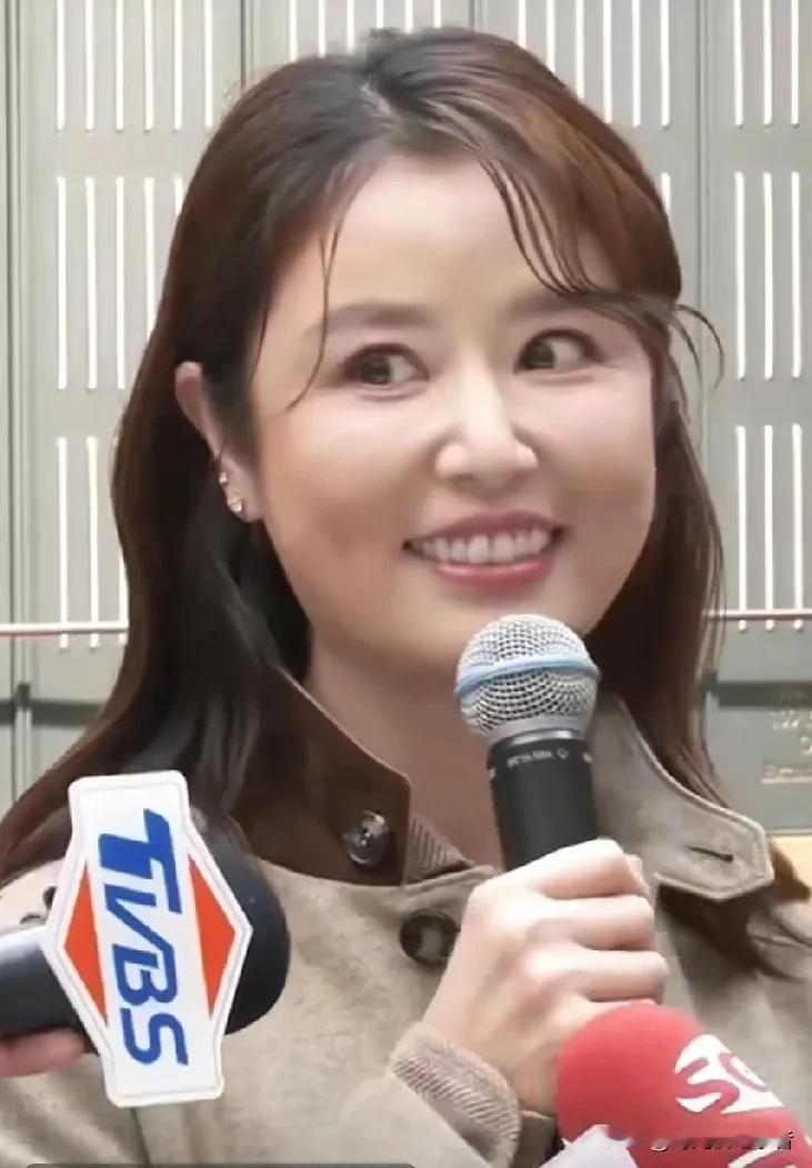 林心如怎么搞得，四十九岁脸就肿成这样，林心如有多爱孩子，为了给女儿买手办亲自去排