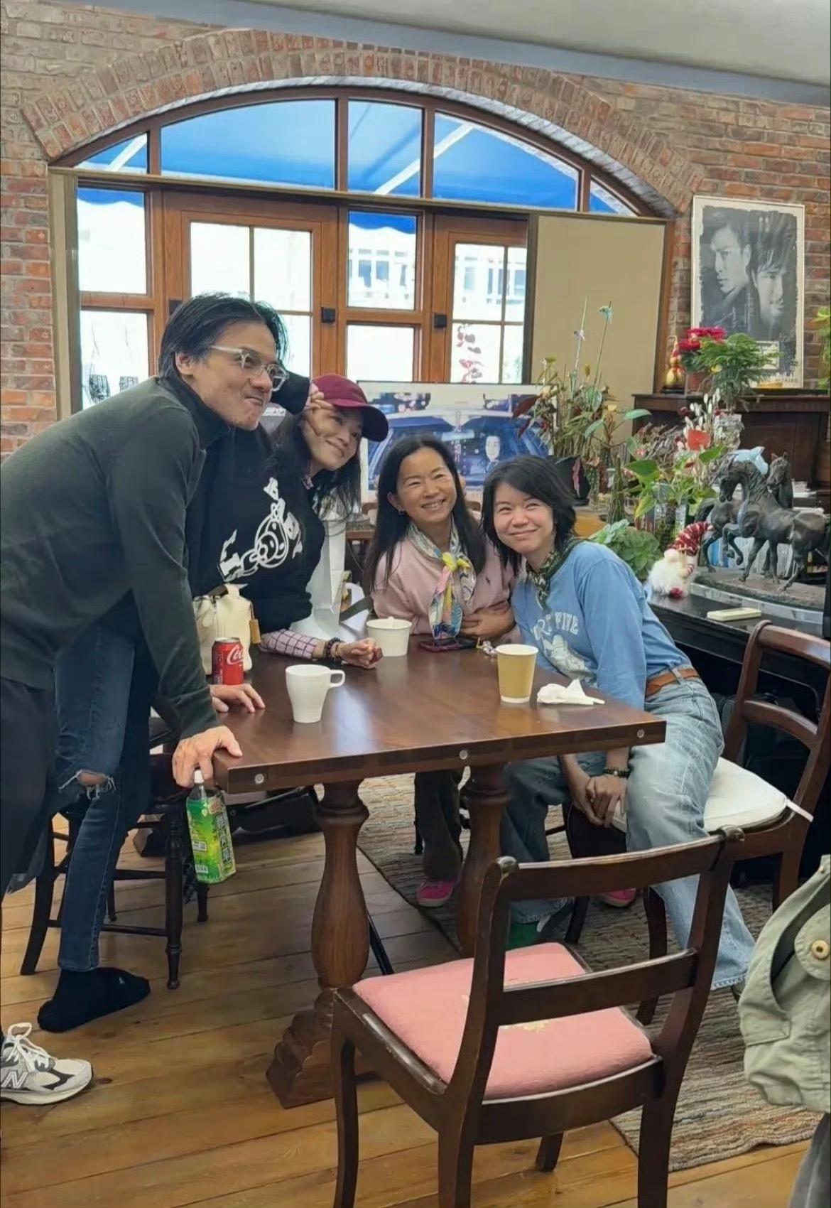 舒淇和冯德伦冬至日跟朋友聚餐