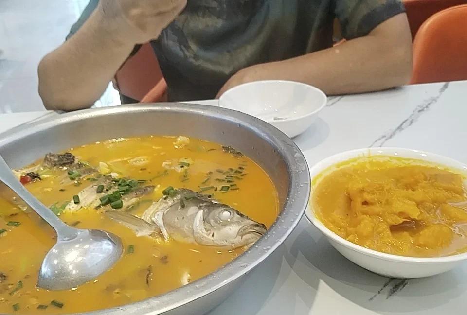 今天中午，我和老婆到小炒店里来了一个水煮活鱼，一碗南瓜。南瓜是事先煮好了的，我
