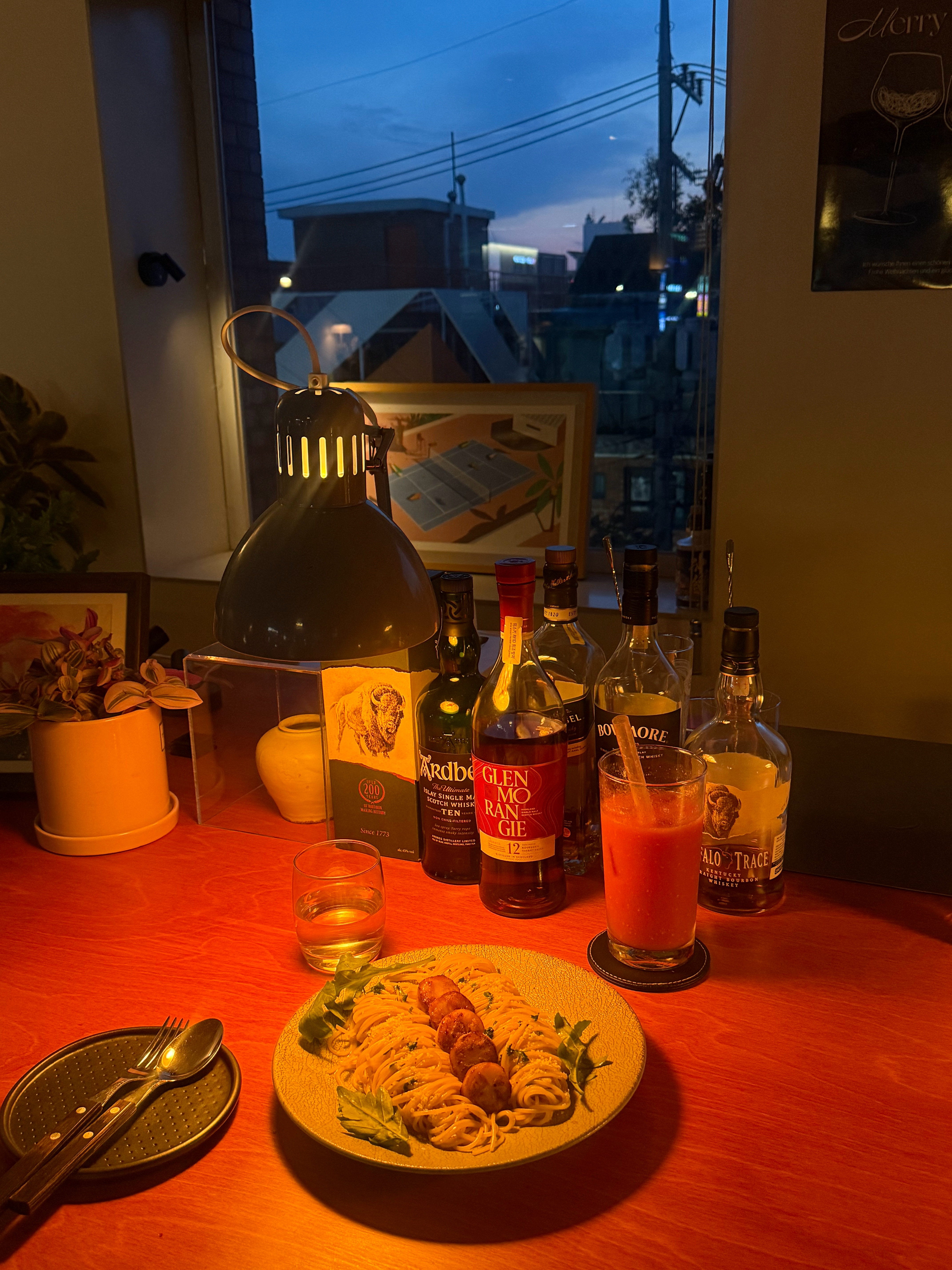 下班后想找个咖啡店做自己的事情的结果进了一家晚上会变成餐吧的咖啡店于是乎不在