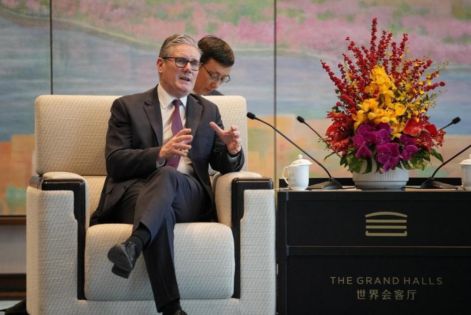 斯塔默还是被激“怒”了，他在离开中国之前，在社交媒体上发了一篇严厉的小作文，打算