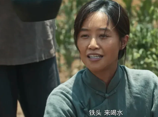 《生万物》：要不是银子说“铁头来喝水”埋伏笔，观众可能永远不知，铁头用“俺不喝”