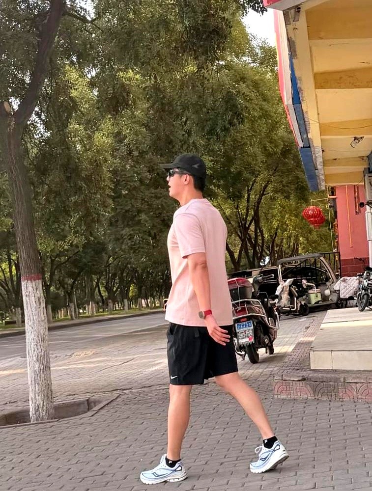 顶级的自律，从来不是关在健身房对着镜子憋红脸拍照。黄景瑜在马来西亚街头素颜跑步，路人的手机镜头都快怼