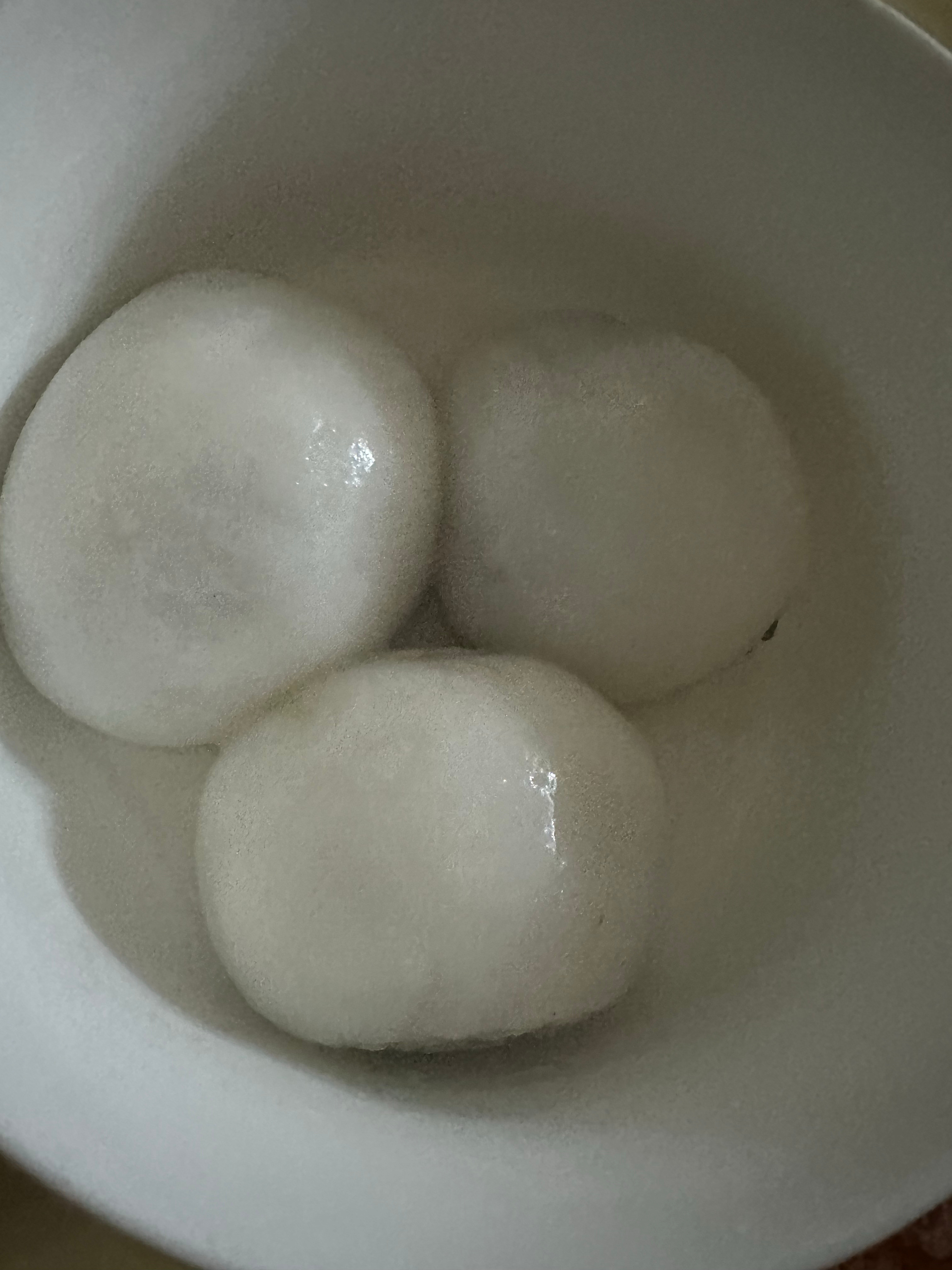 吃汤圆了，腊肉汤圆好吃🉐很，自己做的哟！不是外面买的那种呢？肉馅很多的那种！味