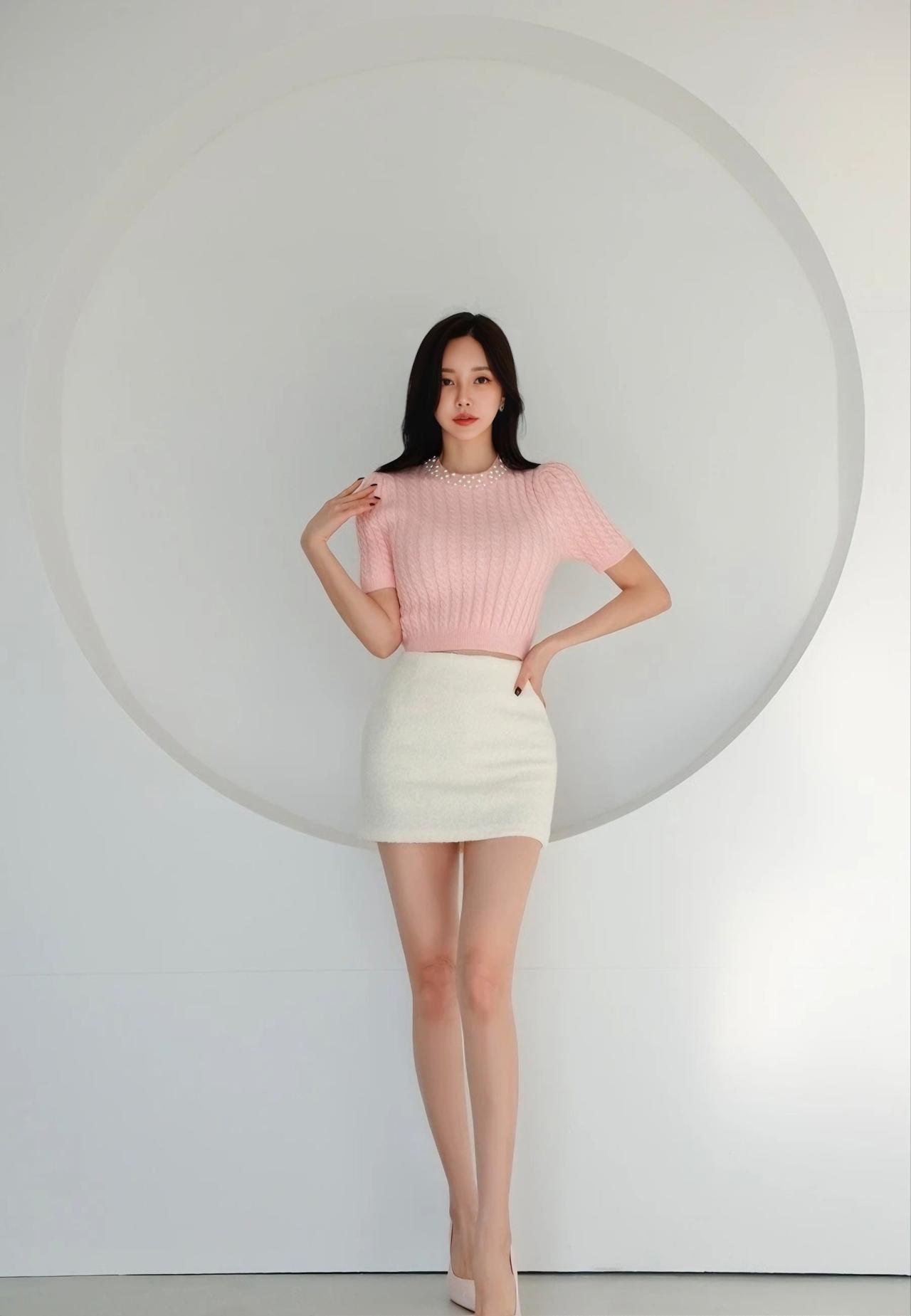 优雅粉裙搭配珍珠项链，简约而不失时尚！💕✨