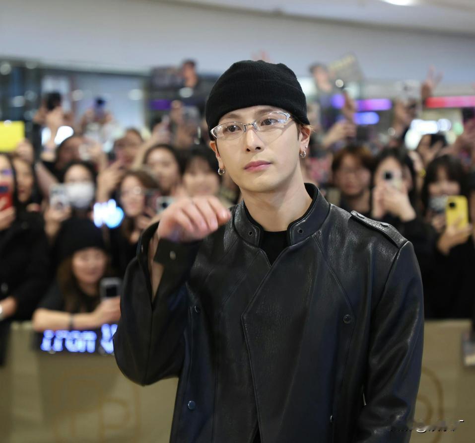 咱就是说王嘉尔也太暖了吧！时隔6年回香港直言“有风雨一起扛”，还自曝曾私信姜涛分