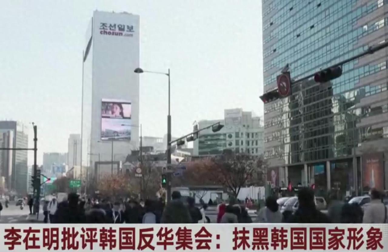 最近，首尔街头的热闹程度让不少游客摸不着头脑。明洞、江南、釜山这些中国游客常去的