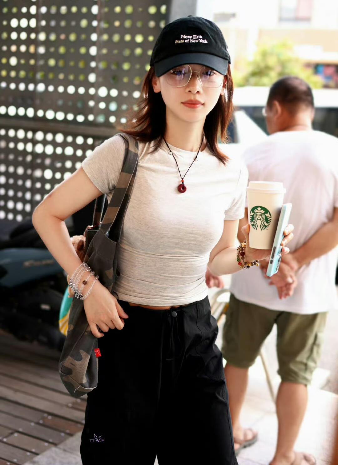 这肚子揣过孩子？我都不敢相信这是吴谨言刚生完孩子不久的样子。​​​