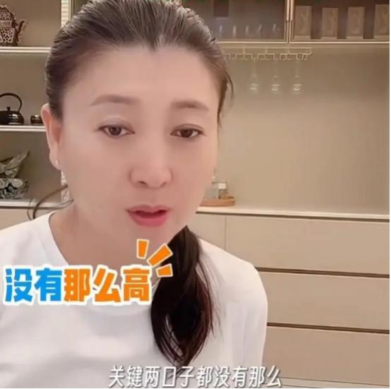 最近演员闫学晶被骂惨了，事情的原因就是，她在直播间说自己儿子，现在过的特别艰难，