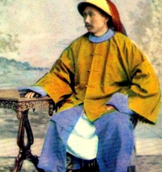 黄海海战中，丁汝昌拒绝投降，吞鸦片自杀。他死后，朝廷并未放过他。光绪帝下令抄没他