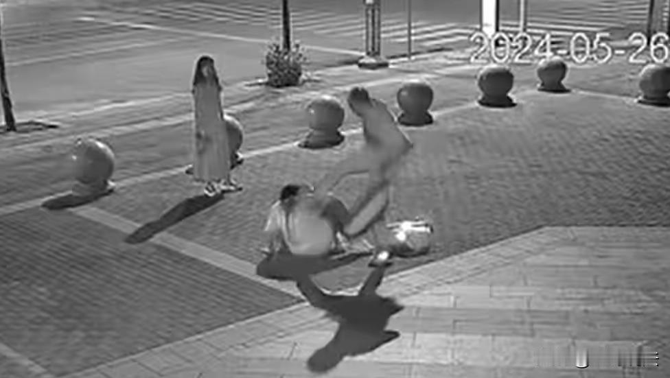 山东聊城，一女孩半夜不回家，父亲对她拳打脚踢，不料被一男子和朋友看到，男子上前阻
