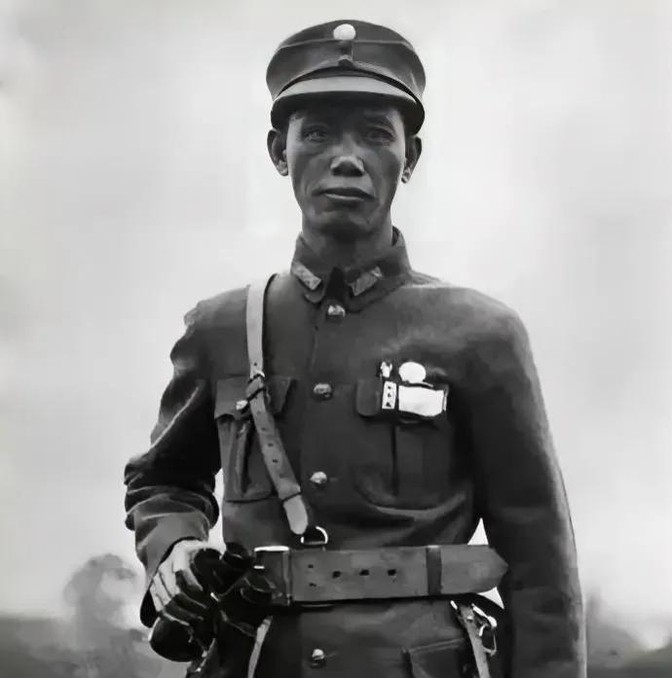 1932年1月，一个日本和尚在上海被杀了，日本领事以此为借口，要求在上海的中国军