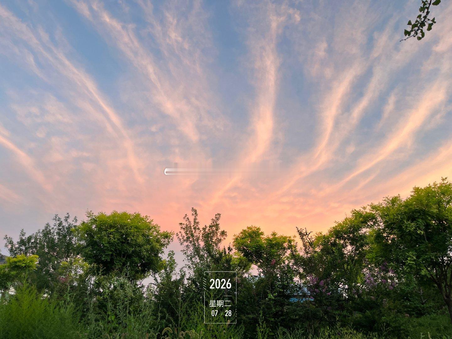 北京晚霞今日北京的北方天空有凤尾样的晚霞，仿佛北边云层后面有个太阳。彩霞短时间内