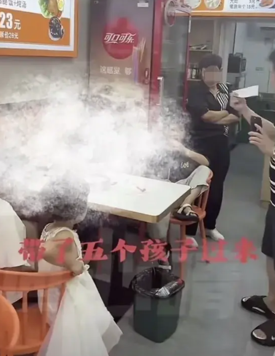 点一碗饸烙面，七个人来吃，这家大人好意思吗？   河北一家饸烙面馆8月推出了