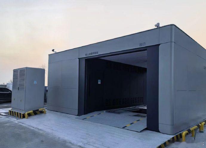 国内第二家布局换电站的玩家。宁德时代的换电站分两条线，一条是聚焦乘用车的巧克力换