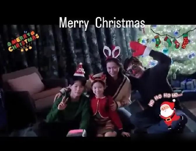 别信明星合照都是摆拍。孙艺珍和李秉宪的圣诞全家福，会让你盯着屏幕愣三秒。主要