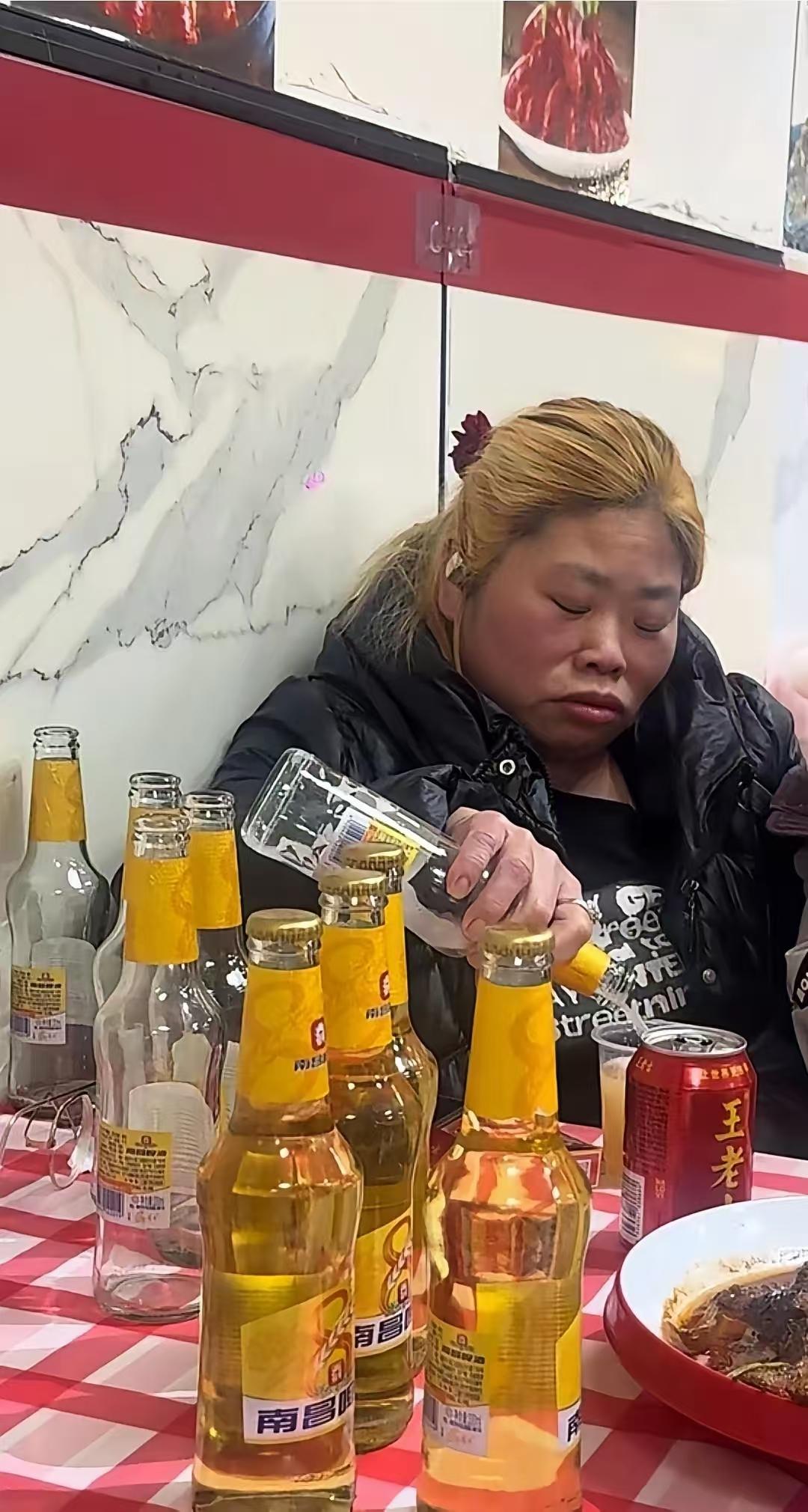 聊了几个月的网友终于见面了，她懂人情世故，虽然没有看上你但是想把流程走完，所以灌