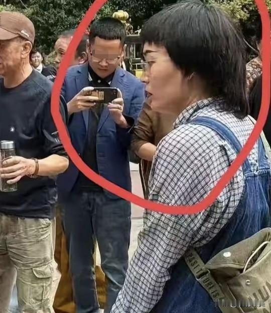不要再说“人不可貌相”了，牛头梗女狗主人这个面相就很不好说！面相不同于长相，