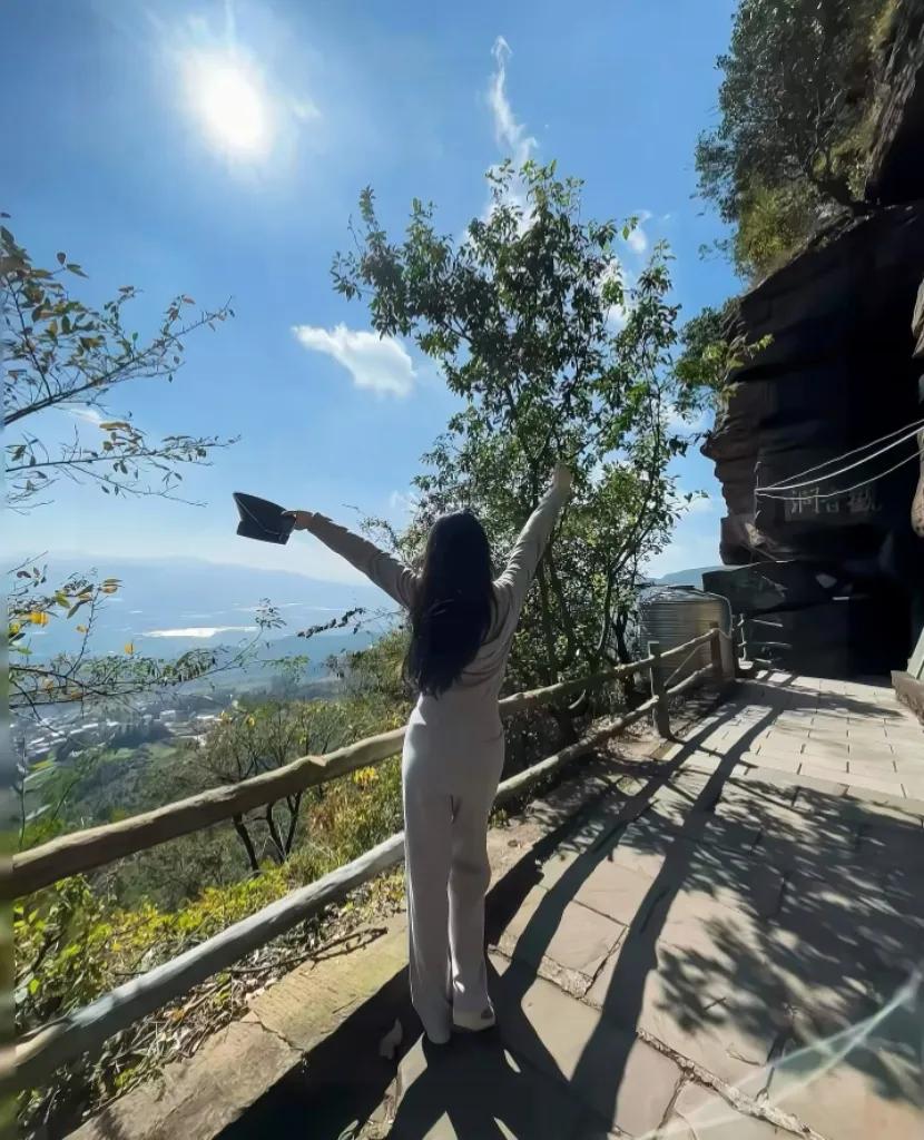 最近社交平台上，一位普通的00后农村女生突然刷屏，没有惊艳的颜值，没有出格的言行