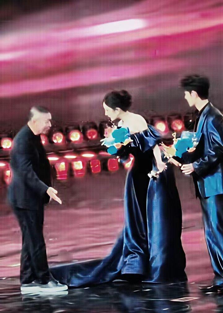 微博老总这一脚“踢”出了什么？肖战挺身而出，杨幂这招反击太解气！注意看微博之夜这