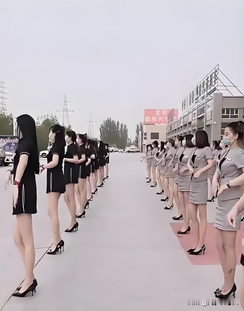 这家公司胆真大，公开把员工当牛马了，让他们上街爬行学狗叫十年多前小到一些沐足店