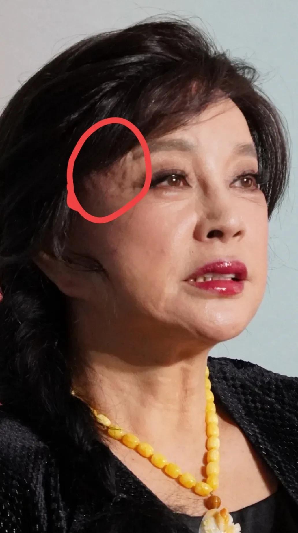 还真是“照骗”啊！原来庆奶的脸已经“只能远看，不能近观”了。当大家都在夸刘晓