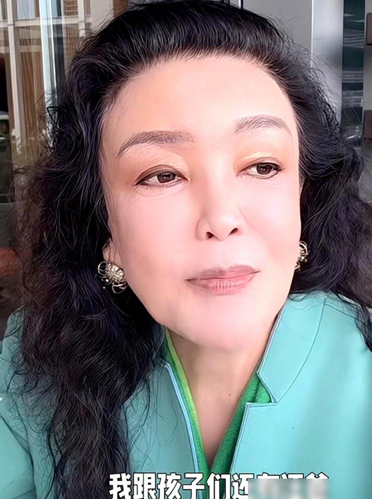 张兰嘴里的务实，和马筱梅自己说的茶叶世家，根本是两回事。早年台北街头，马筱