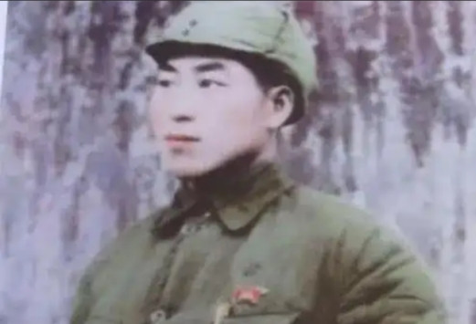 1943年，两名伪军打扫战场时，发现一个八路军还活着，正要上前补刀，这个八路军轻