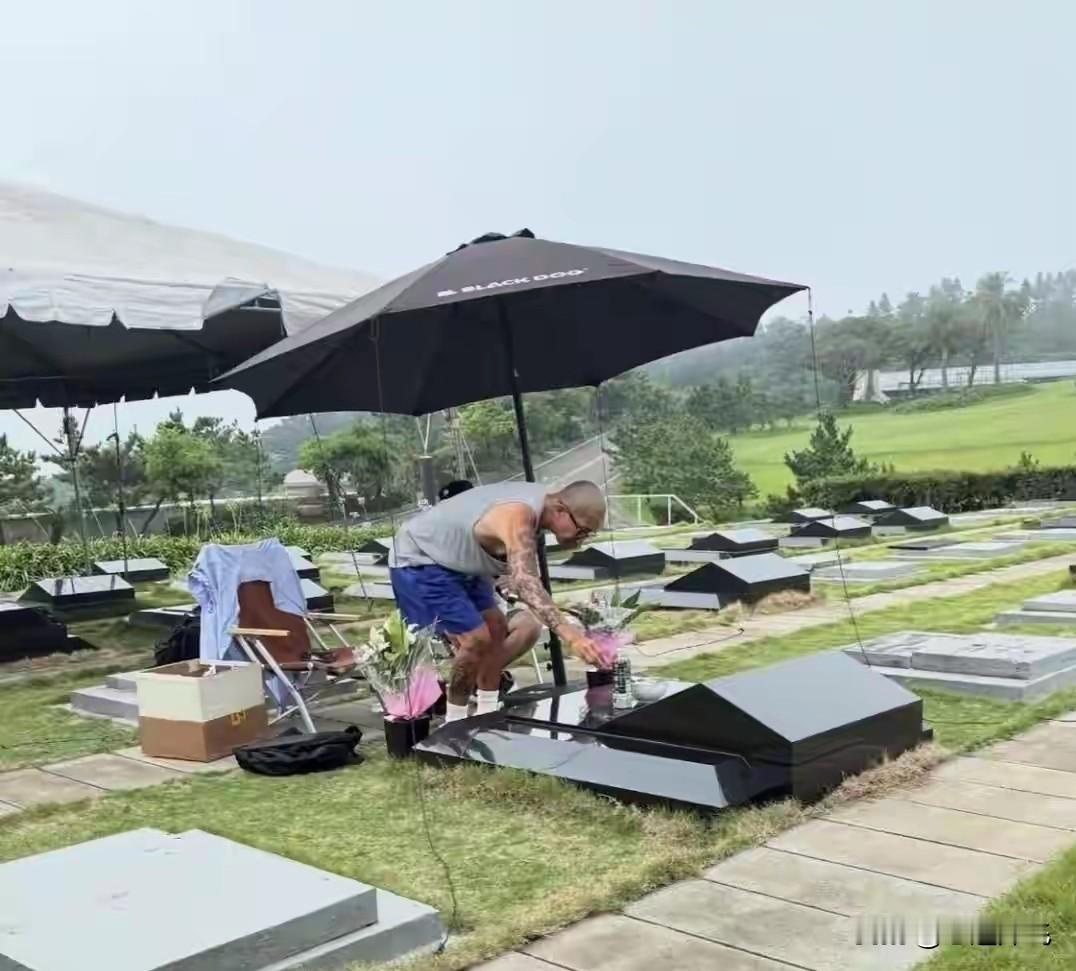 别看具俊晔现在对大S各种深情又是守墓，又是陪家人过年其实大S和汪小菲原配夫妻