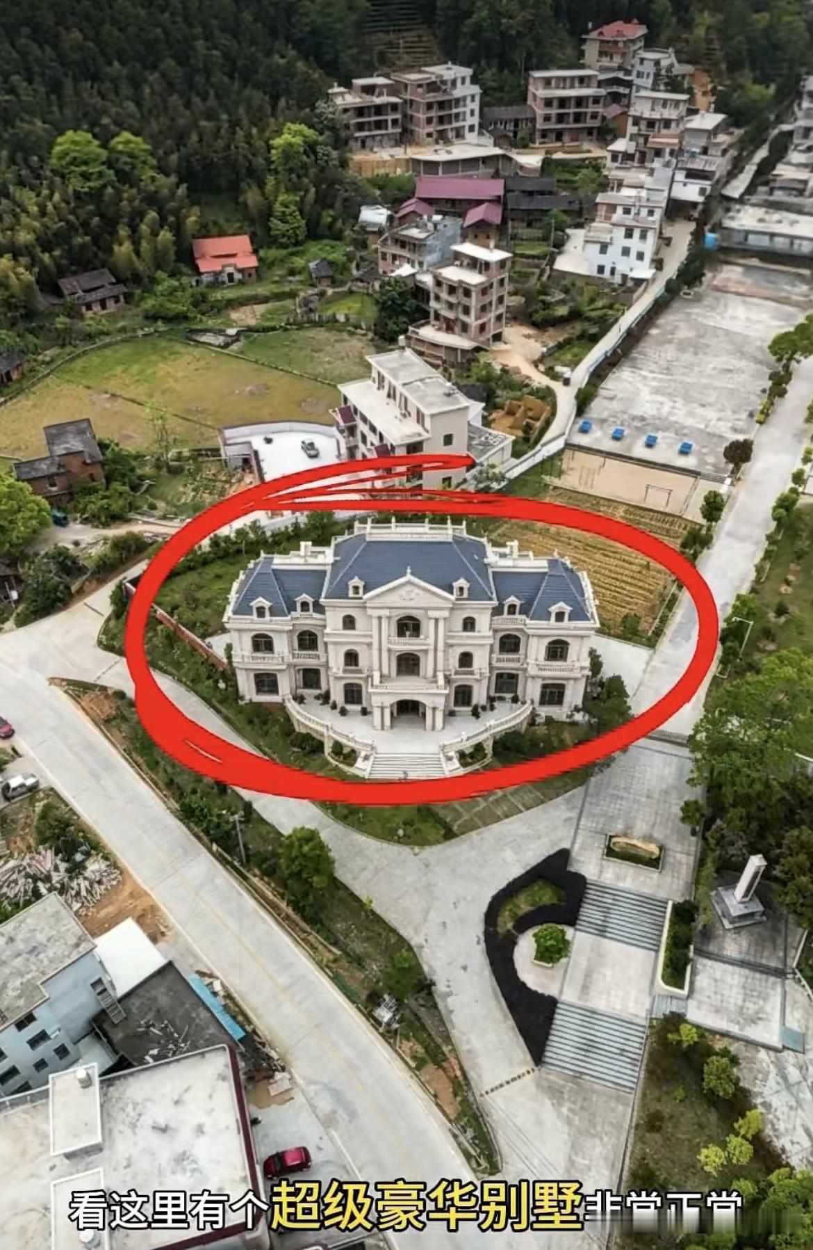 看这里有个超级豪华别墅🏡非常正常，但是这里有条路我就不怎么清楚了，感觉有点
