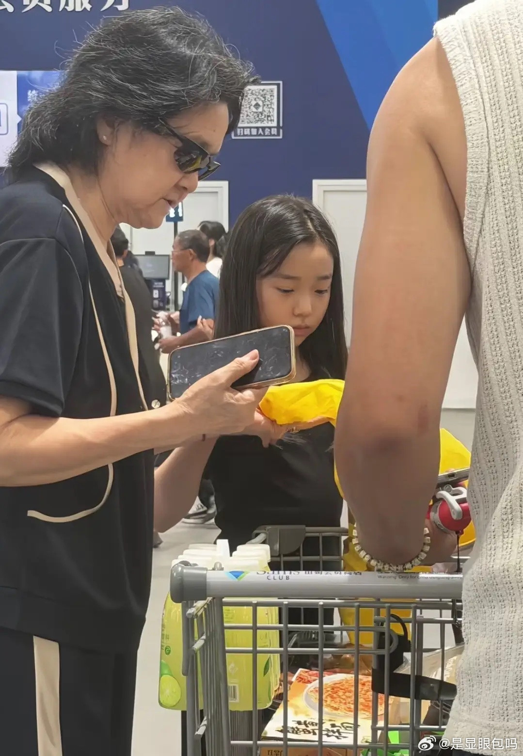 高云翔和妈妈带小酒窝去逛超市，感觉她就像小孩的样子，他们买了好多东西，是高云翔付