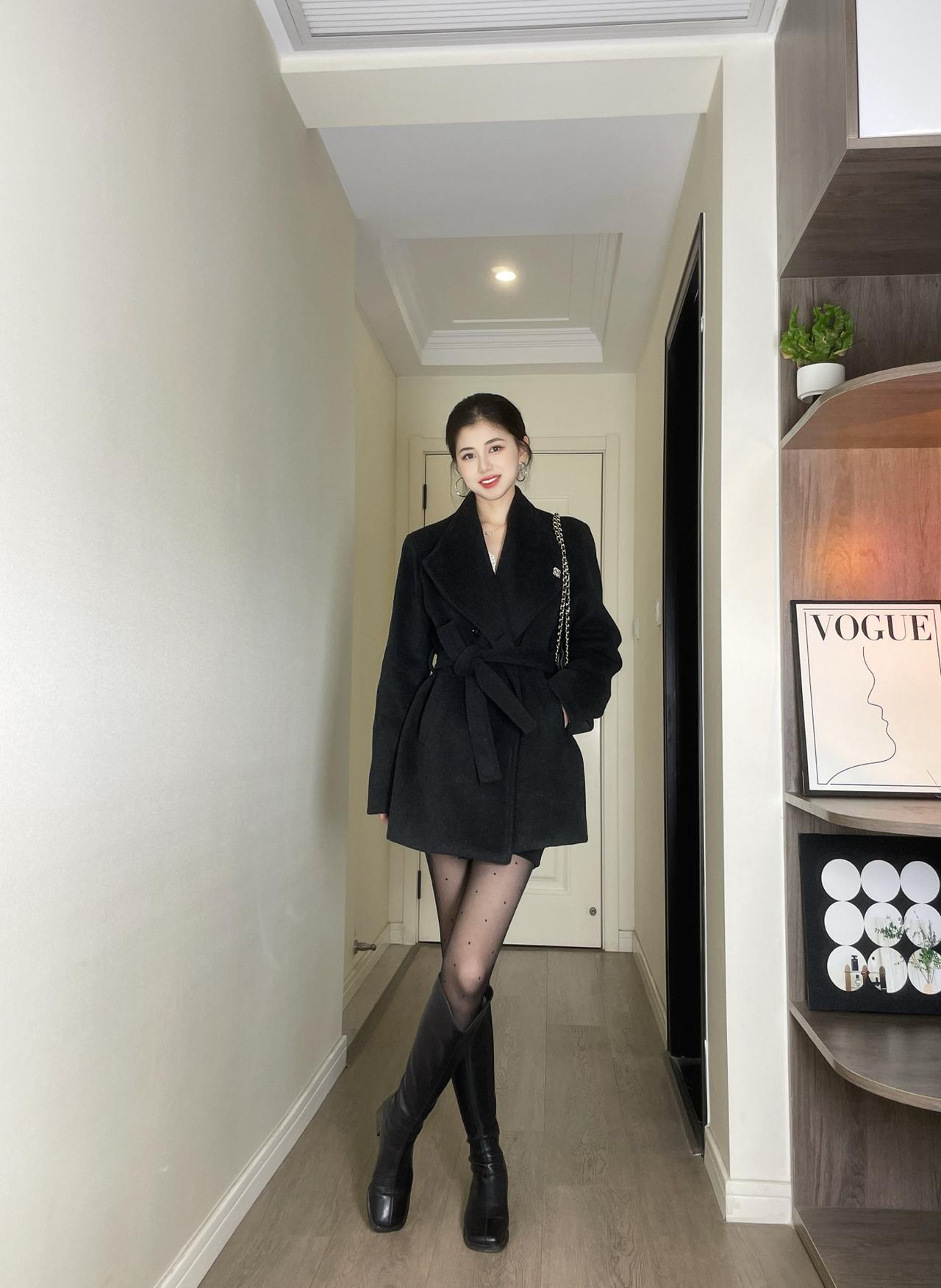 大衣➕黑丝➕长筒靴才是天花板！|||谁懂啊！大衣搭配黑丝真的太绝了，直接把秋冬