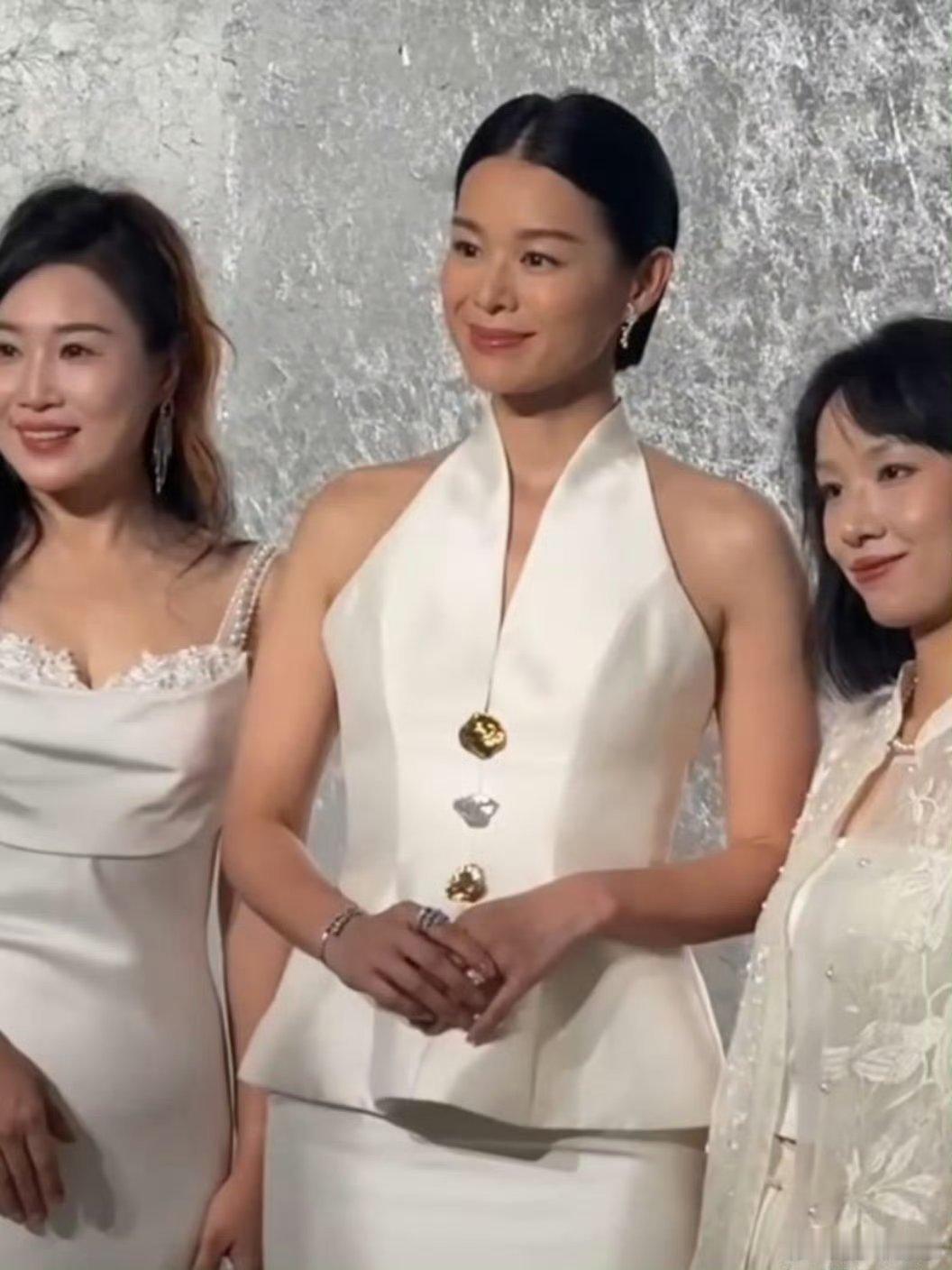 单独看胡杏儿可能觉得一般，可她合照就没输过​​​​