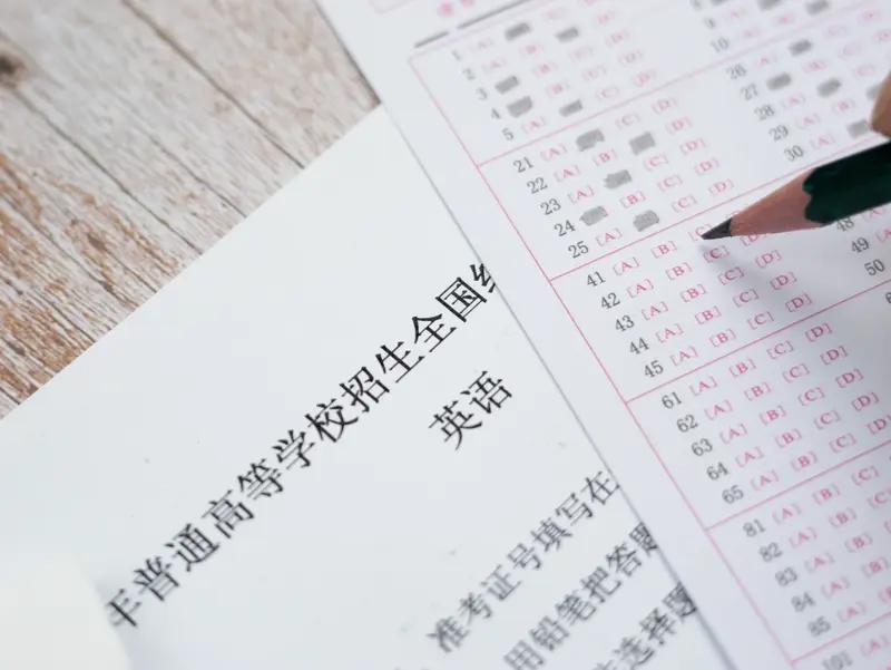 高考英语143分。这个女孩学习诀窍只有两个字。从初中到高中。女孩的英语成绩