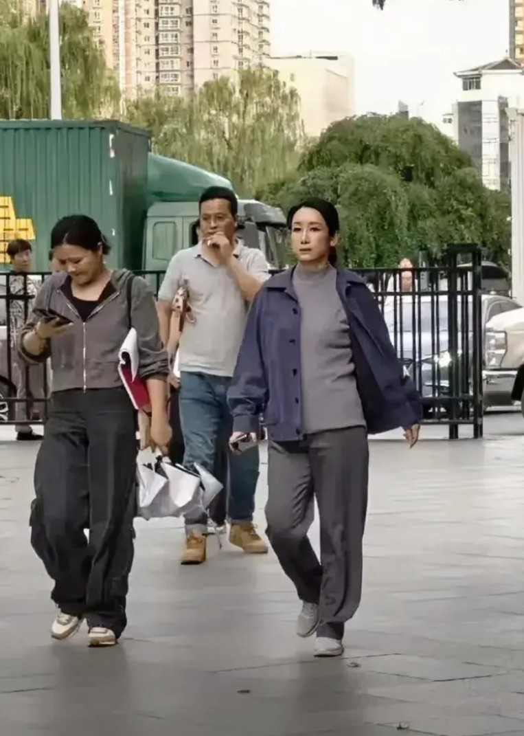 今天我才知道，原来秦海璐在现实生活中，跟普通人的区别这么大，倒不是说她打扮的多么