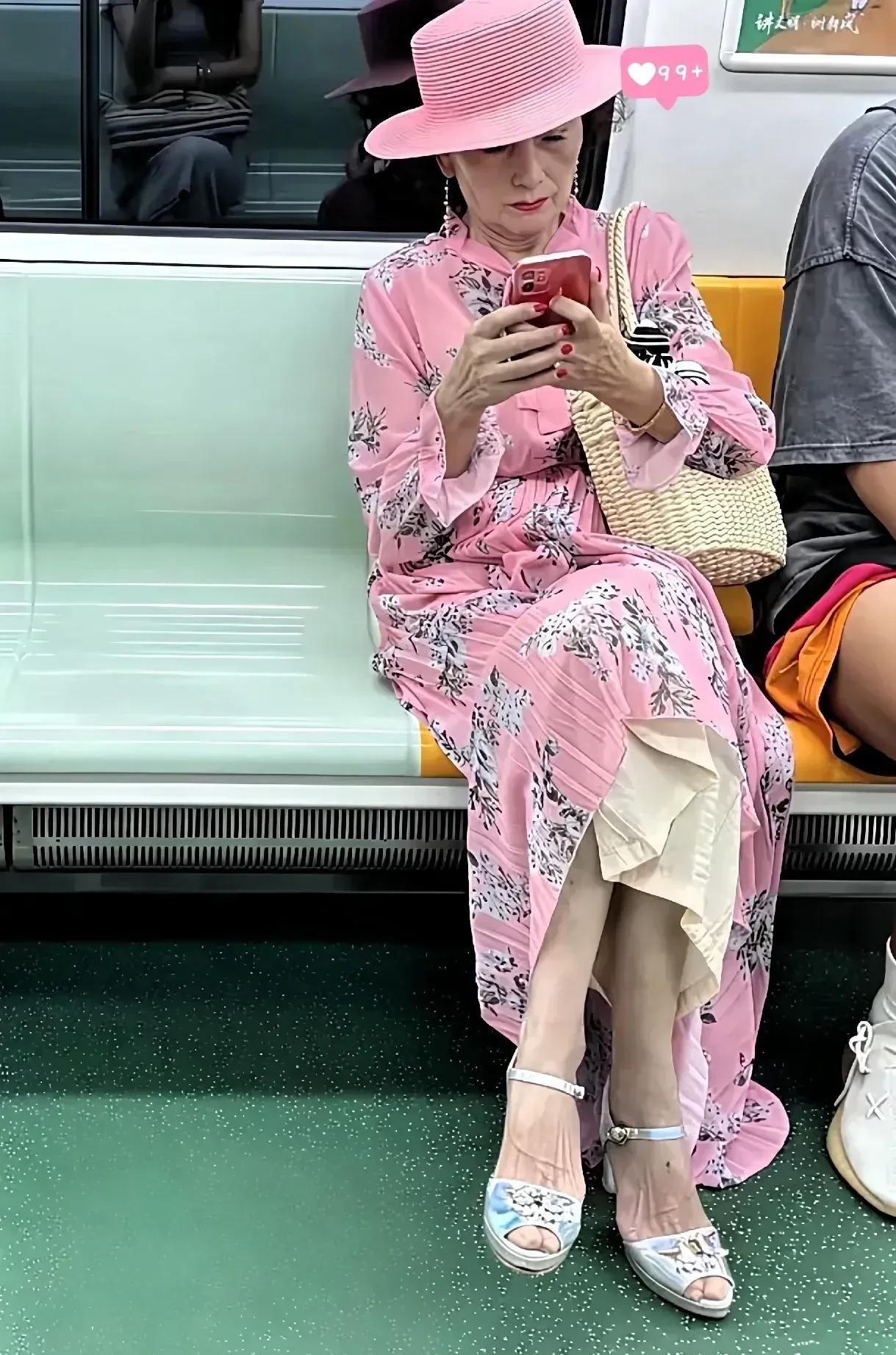 “我勒个猴唉，这老奶奶穿衣服啥都敢往身上套，小姑娘家粉红色连衣裙都敢穿。网友直呼