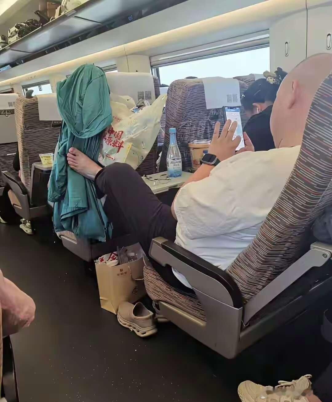 真不知道什么样的家庭才能养出这样的素质​