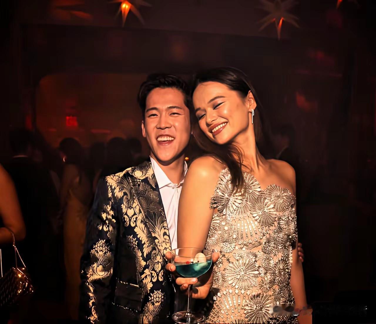 默多克70岁和邓文迪生的这个女儿格蕾丝，现在已经24岁了。她毕业于耶鲁大学，主