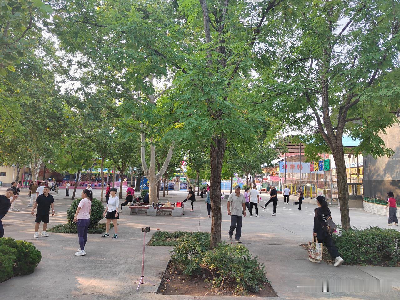 我觉得，退休金一个月3000，生活应该挺美的！因为呢，我的退休金只有1000！
