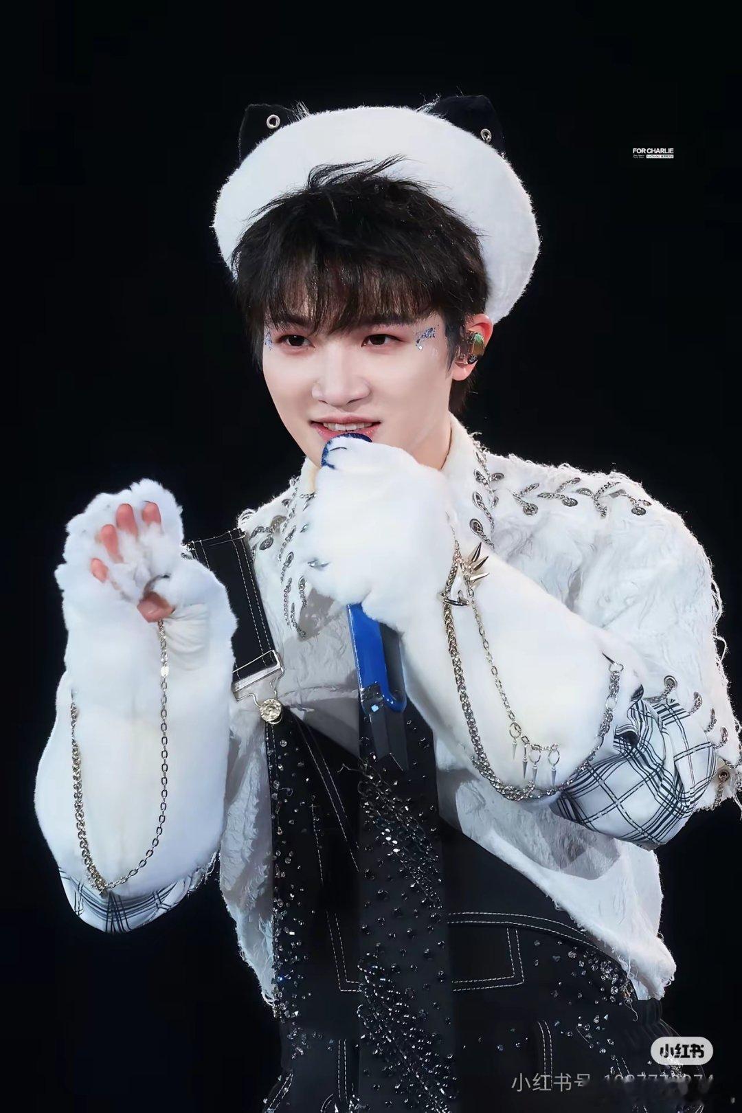 我真的看不下去看了，大家有必要那么喷周深吗？不就是唱歌柔和点，衣服搭舞台点，就这