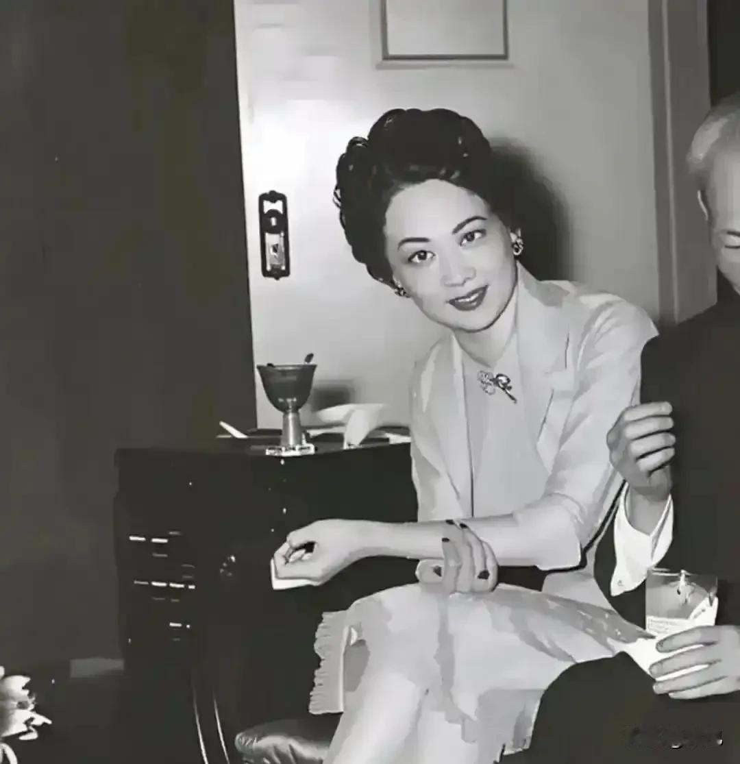 1981年宋庆龄病危，通知发到海外宋家后，其他后人都犹豫观望，唯独寡居多年的胡其