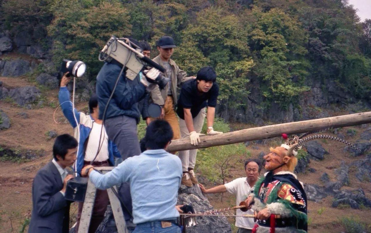 1985年，《西游记》剧组没多久就花光了整整300万元的制作经费，得知这一消息后