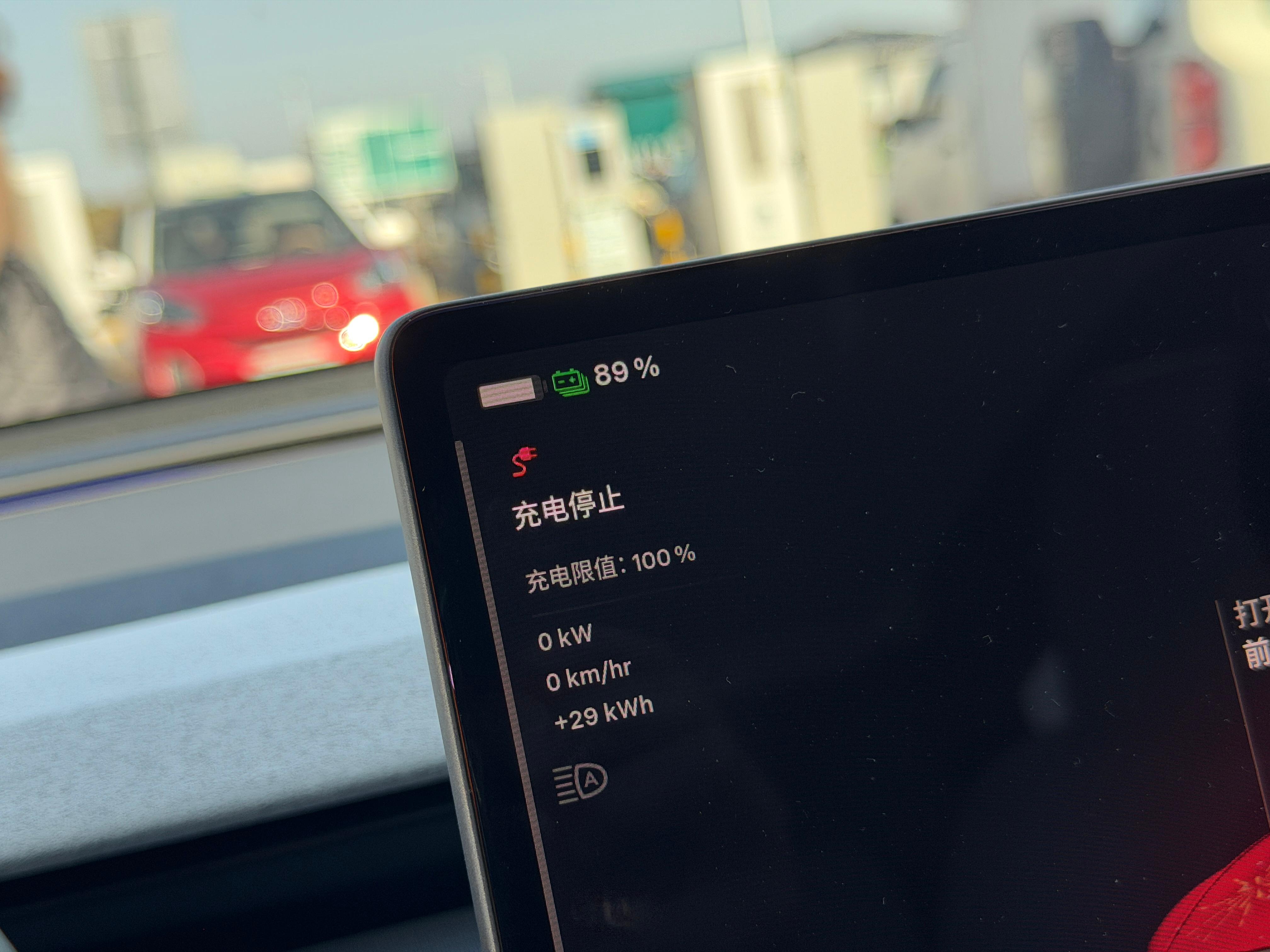 路过服务区的理想快充站，奶一口。这里设定了最高只能充到90%，合理～