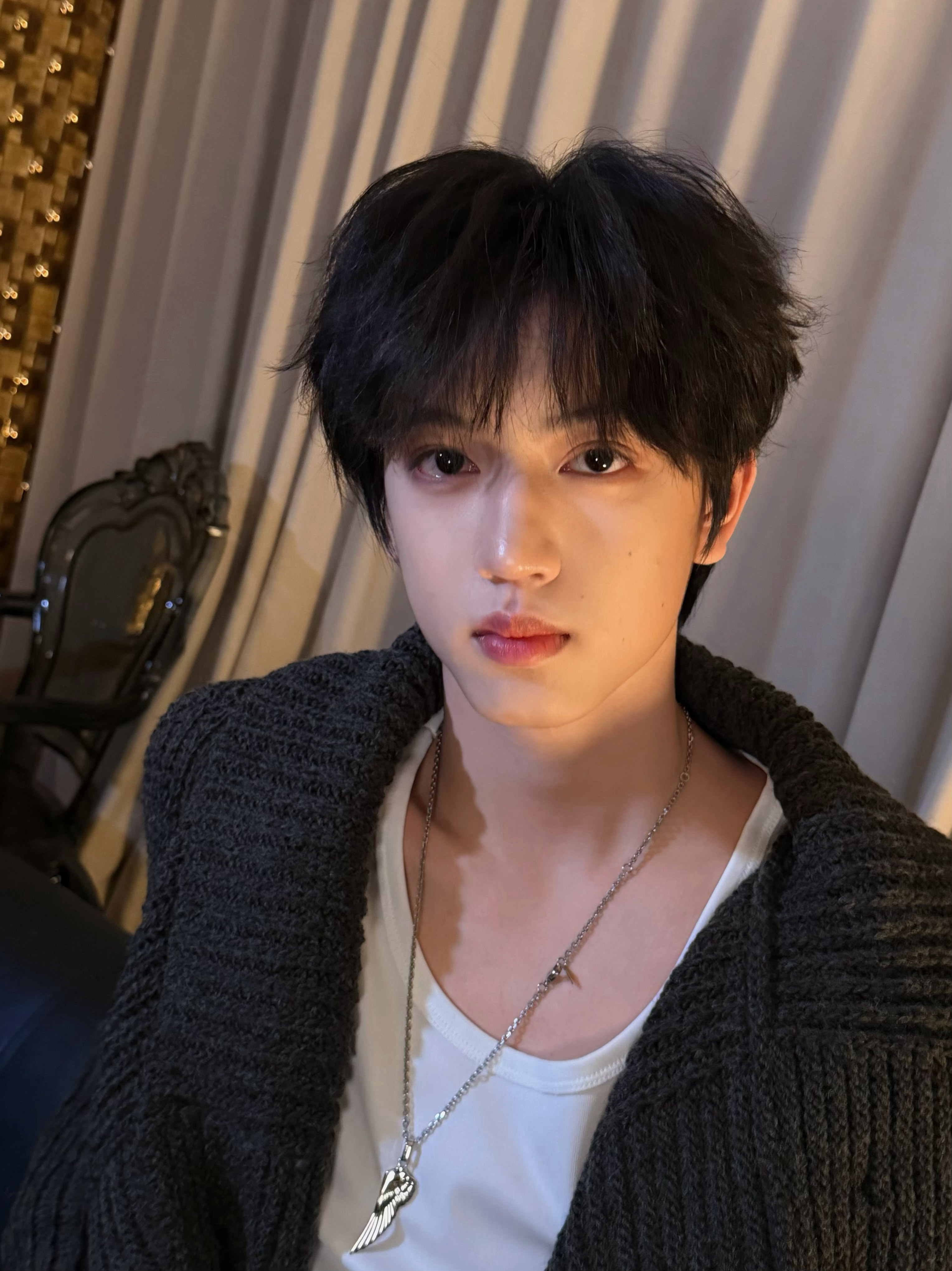 分享自拍🤳灰毛衣裹着软乎乎，抬眼又带着点漫不经心的帅，碎发把氛围感拉满了好一个