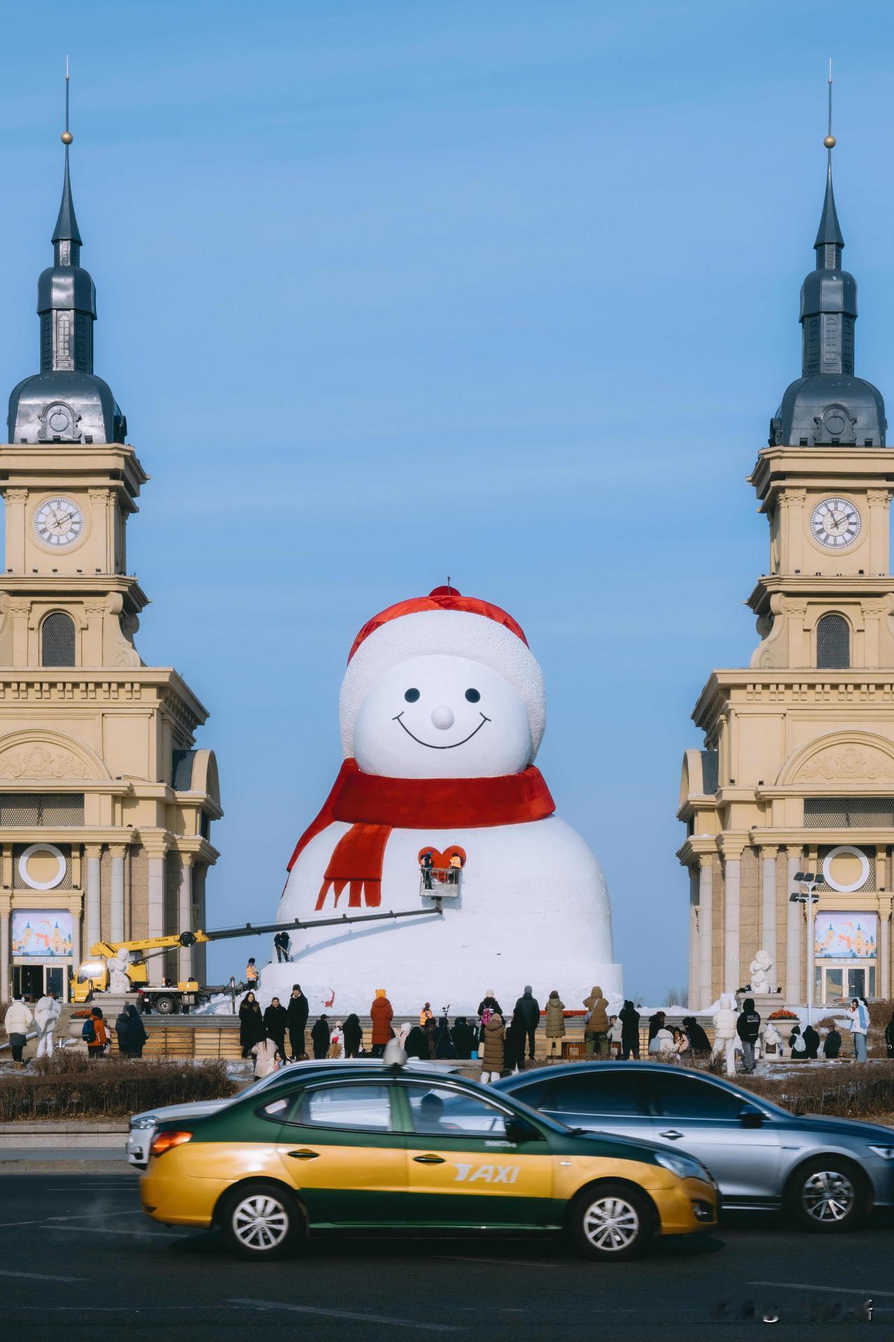 记录一下哈尔滨大雪人诞生记，每一步都藏着匠心！谁能想到，哈尔滨音乐长廊的网