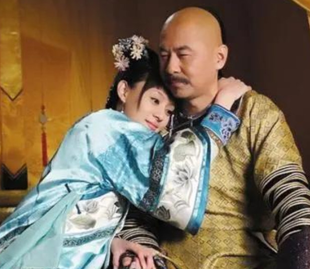 拍《甄嬛传》时，孙俪第一次跟陈建斌演亲密戏，陈建斌对她说：“我是皇上，待会你要主