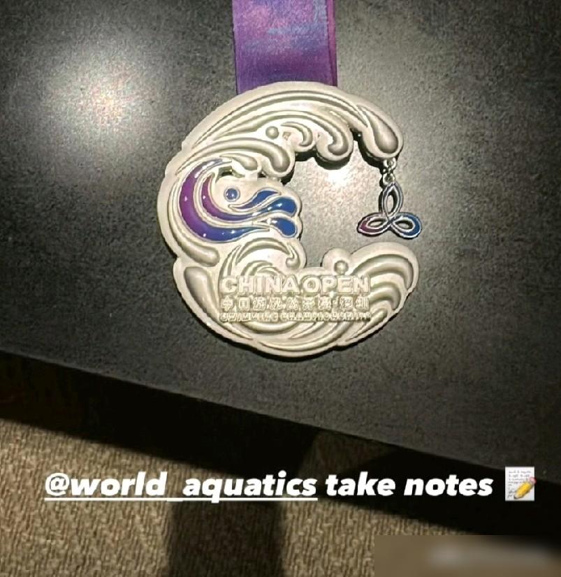 巴黎奥运冠军切孔，中国赛场惜败，50米仰泳痛失金牌。他第一反应竟然是狂拍银牌，还