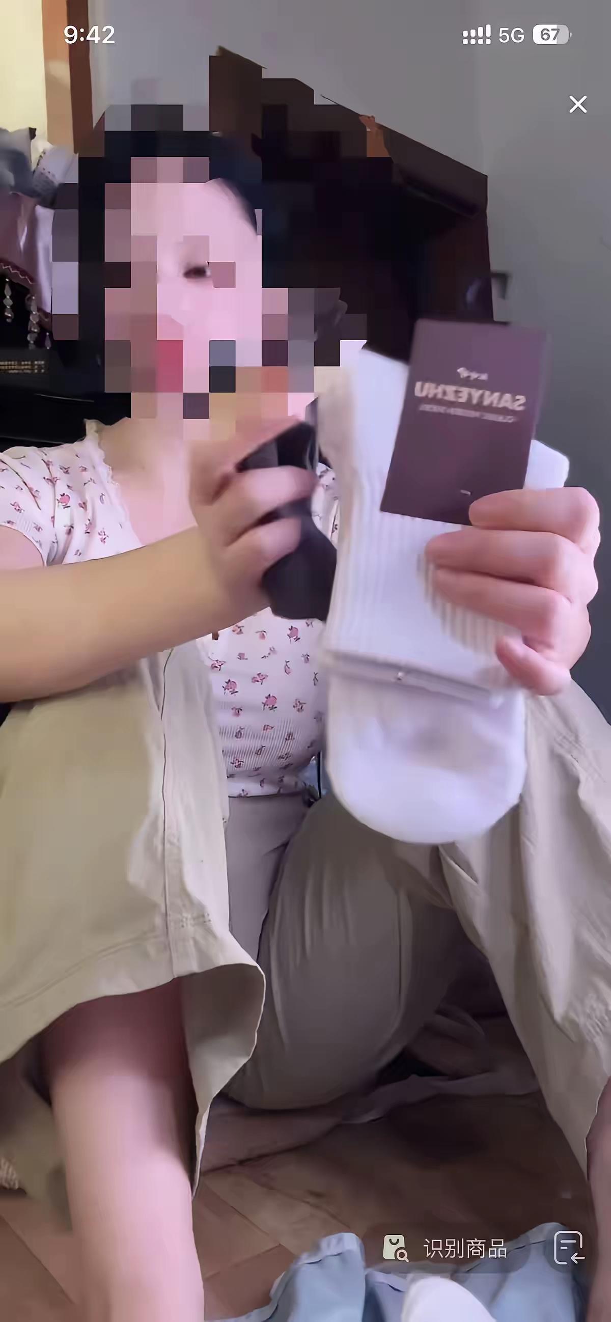 最近一个卖袜子的主播火了！​之所以火并不是她的袜子质量有多好，而是这个主播在直